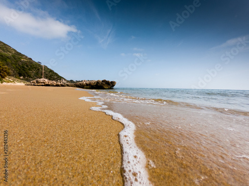 Fototapeta Naklejka Na Ścianę i Meble -  Costa con la spiaggia prospettiva dal basso