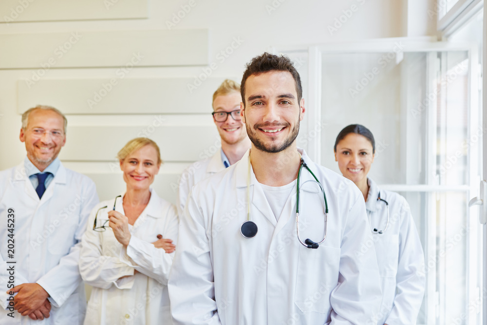 Junger Arzt und sein erfolgreiches Team Junger Arzt und sein erfolgreiches Team