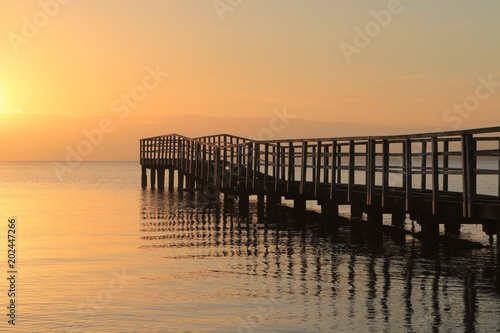 romantischer Steg am Meer © Lars Gieger