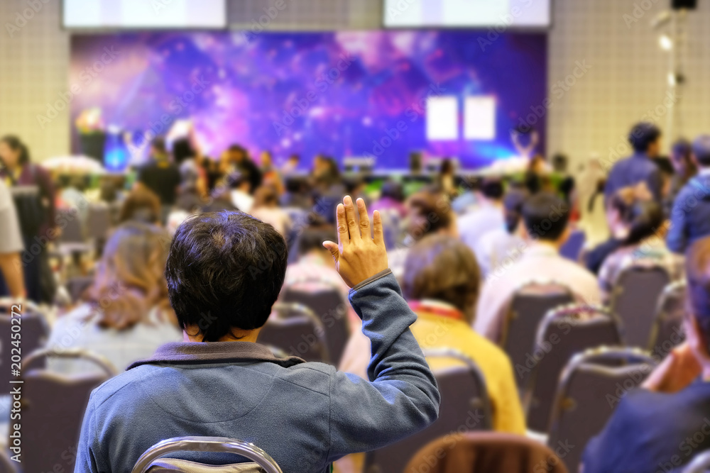 Φωτογραφία Audience raising hand up and listening speaker who standing in front of the room at the conference hall, Business and Entrepreneurship concept