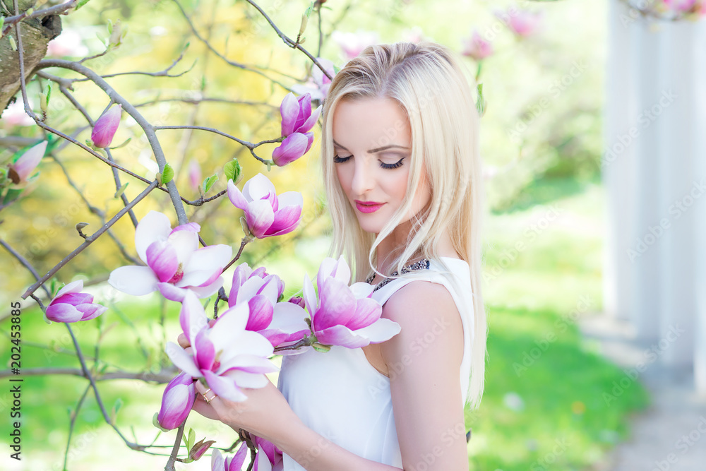 Fototapeta premium Natürlich romantisches Make-up und Hairstyling - Frau, Frühling, Blüten, Magnolien