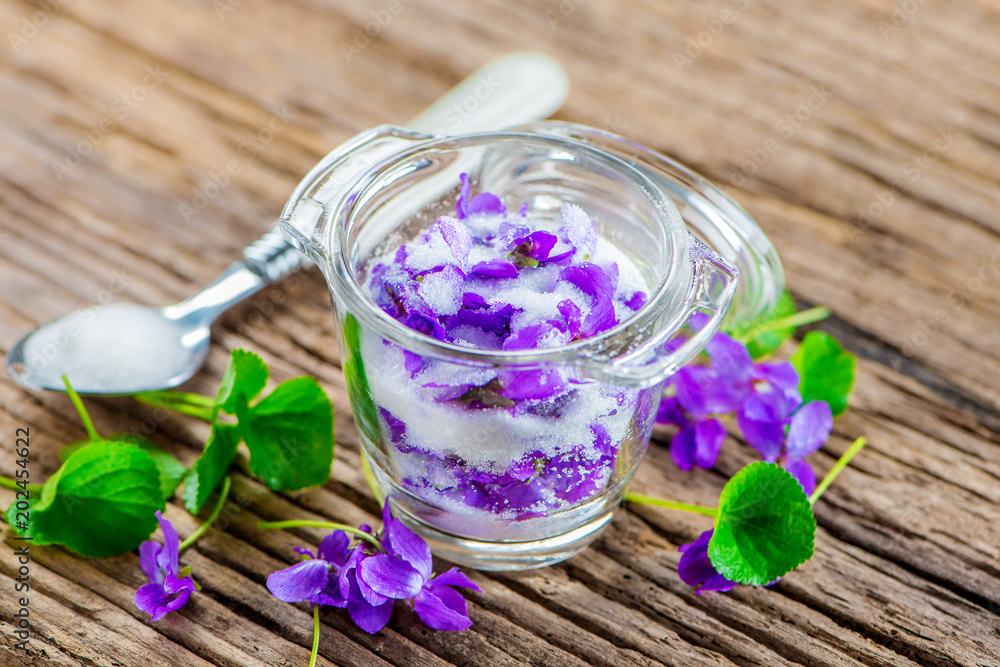 Fotografie Produkte aus Veilchen - Viola; Duftveilchen; Blüten; Kräuter; Naturheilkunde; Me