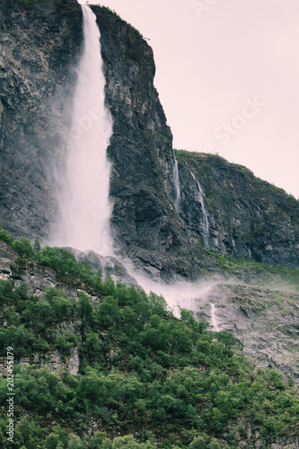 Fototapeta Wodospady innorwegian górach