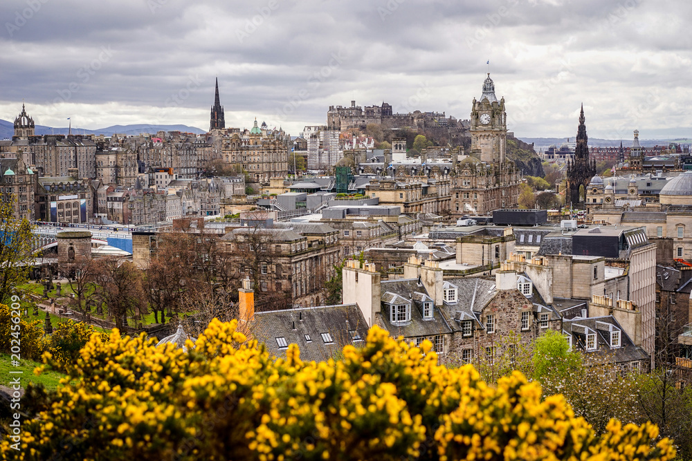 Fototapeta premium Stunning views over the city of Edinburgh, Scotland