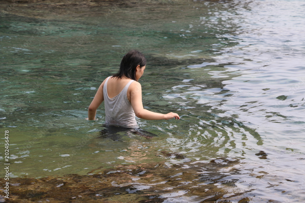 Fototapeta premium 海で泳ぐ