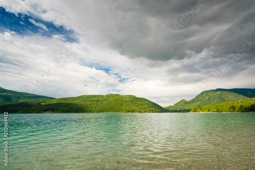 Gewitter zieht auf über dem See in den Bergen © kentauros