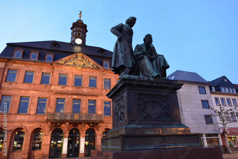 Grimm-Denkmal und Neustädter Rathaus in Hanau