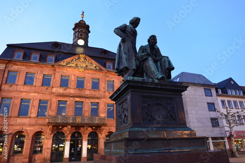 Grimm-Denkmal und Neustädter Rathaus in Hanau