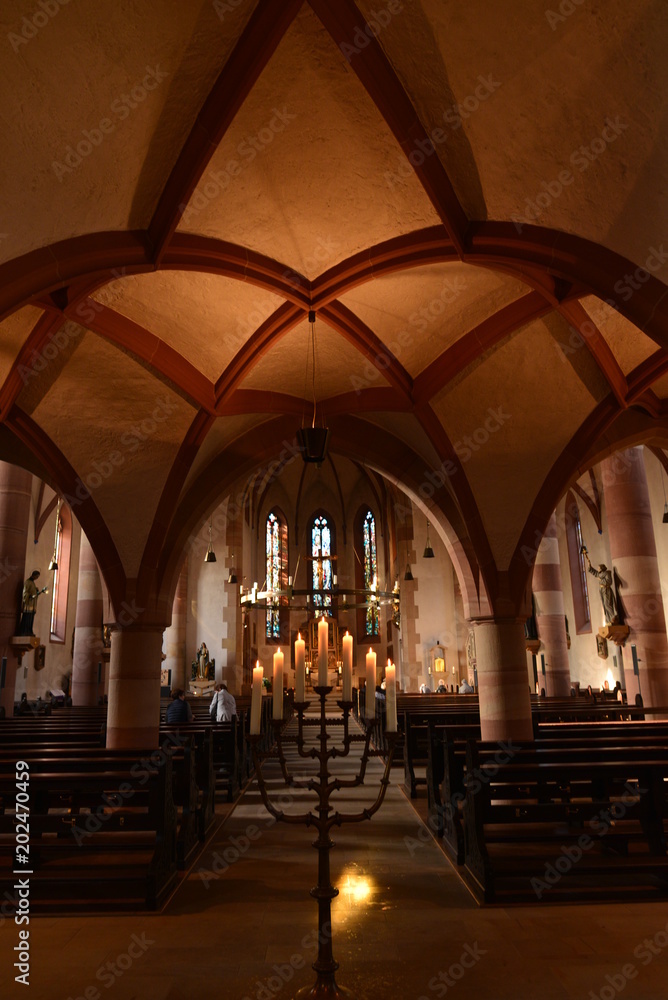 Innenansicht der Nikolauskirche in Goldbach Landkreis Aschaffenburg - Bayern 
