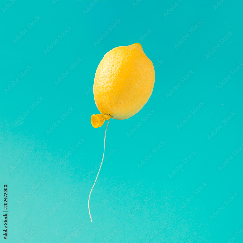 Fototapeta Cytryna balon na jaskrawym błękitnym tle. Minimalna koncepcja zabawy latem.