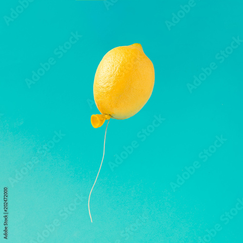Fototapeta Cytryna balon na jaskrawym błękitnym tle. Minimalna koncepcja zabawy latem.