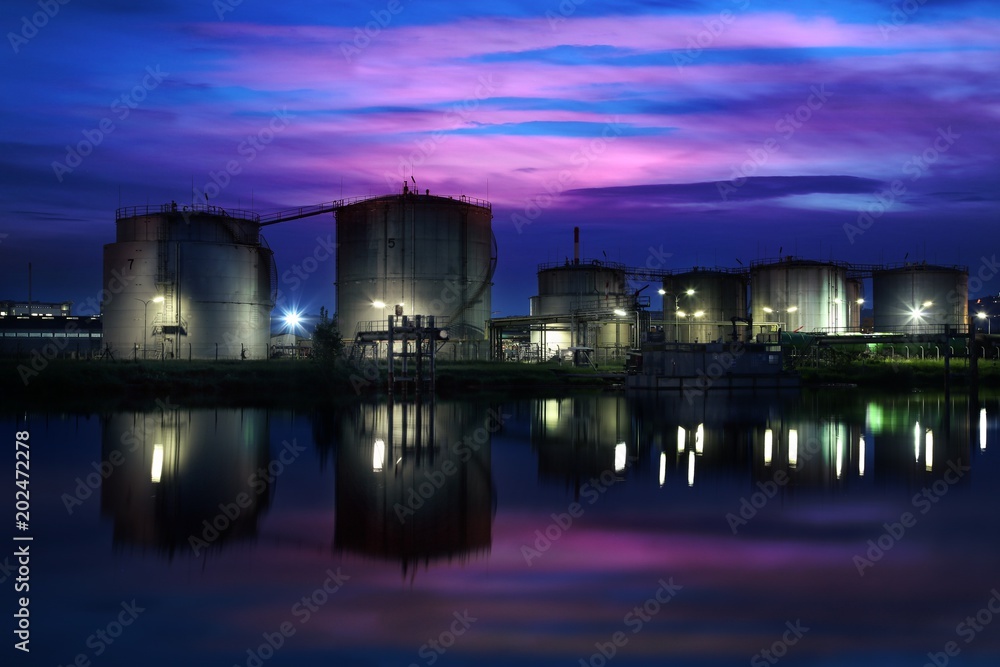Naklejka premium Tankhafen in der NAcht