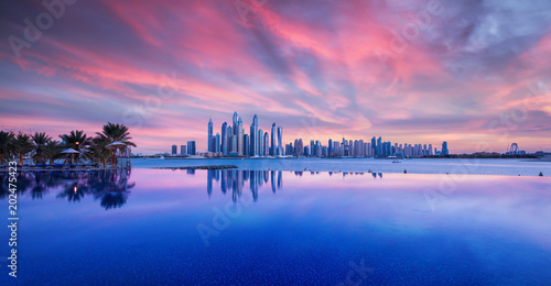 Wunderschöner Sonnenuntergang über das Zentrum Dubais. Fotografiert von "The Palm Jumeirah"