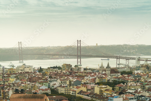 Fototapeta Portugalia, Lizbona, widok na miasto z Ponte 25 de Abril w tle