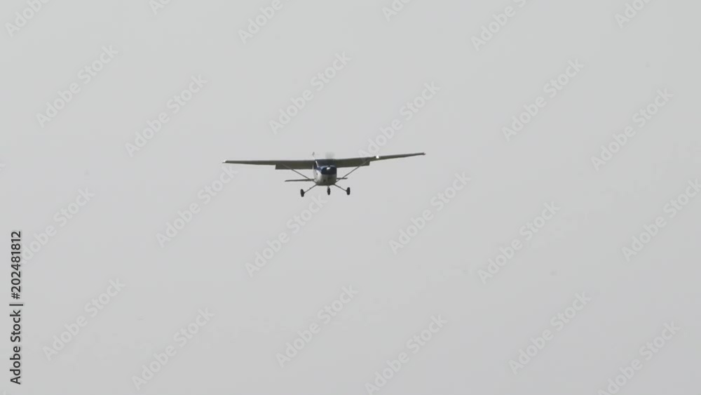 着陸中の小型飛行機 着陸中の小型飛行機