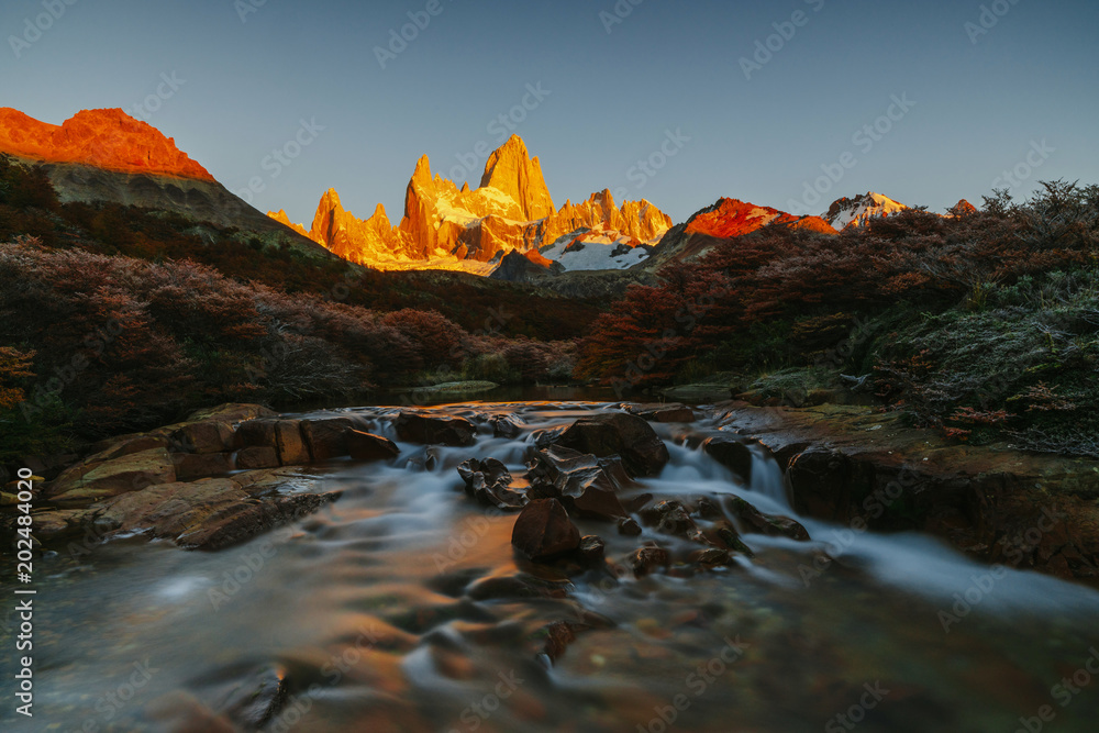 Φωτογραφία View of Mount Fitz Roy and the river in the National Park of Los Glaciares during sunrise