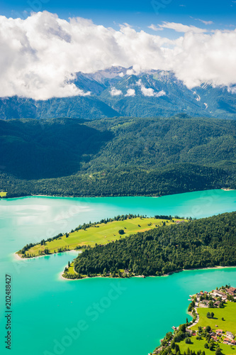 Aussicht vom Herzogstand auf den Walchensee in den Alpen in Deutschland
