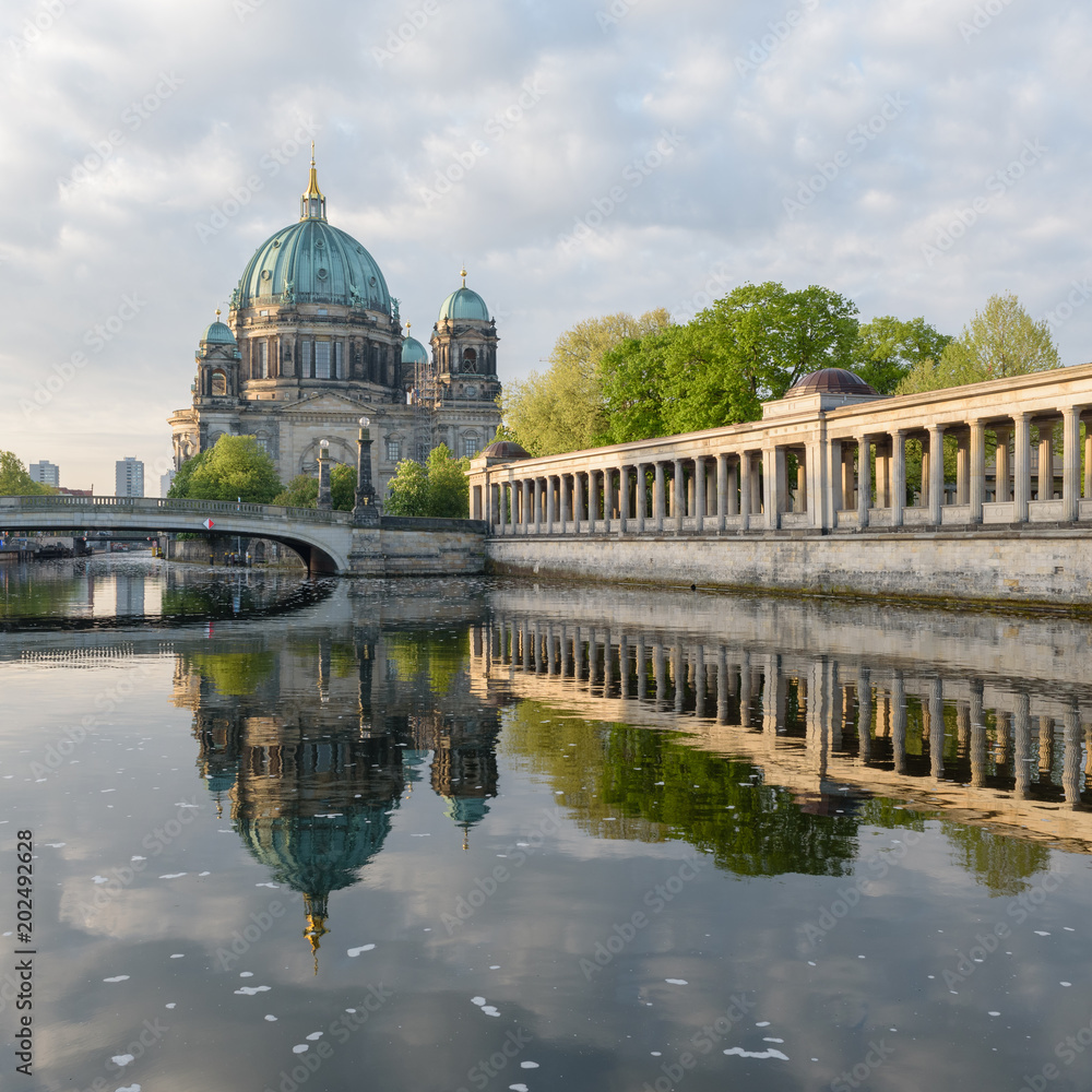 Fototapeta premium Sonnenaufgang am Berliner Dom in Berlin im Frühling