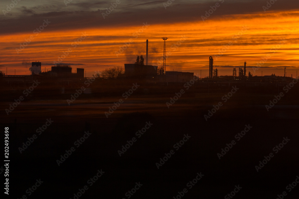 Industriegebiet bei Sonnenuntergang