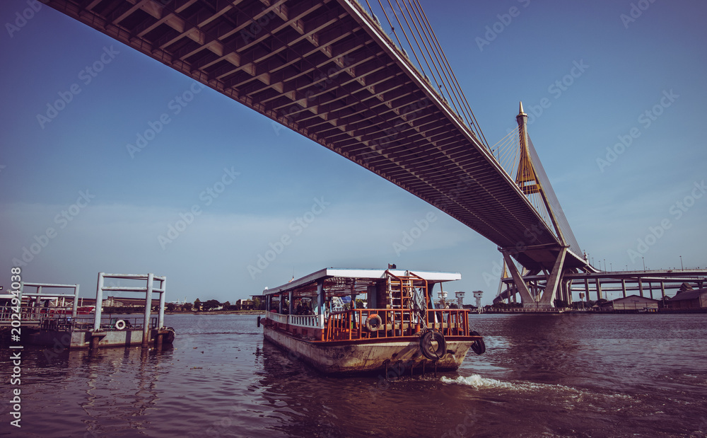 Obraz na plátně Beautiful bridge in bangkok with longexposure shot