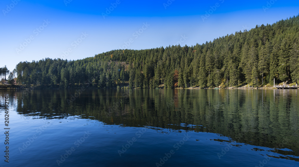 The Mummelsee in the Black Forest surrounded by mountains_Baden Wuerttemberg_Germany