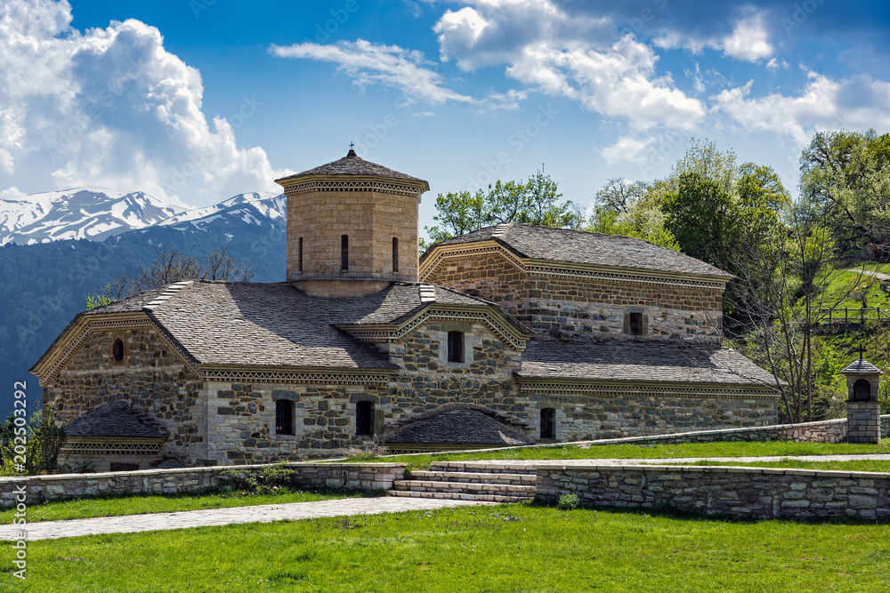 Φωτογραφία The Agia Paraskevi old stone church outside the Pirra village on Pindus mountain