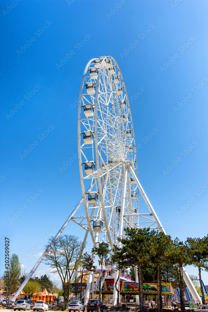 Ferris wheel in the big city where people relax Ferris wheel in the big city where people relax