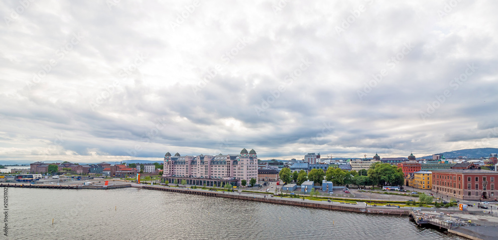 Obraz premium The Oslo skyline and harbor with cruise ship