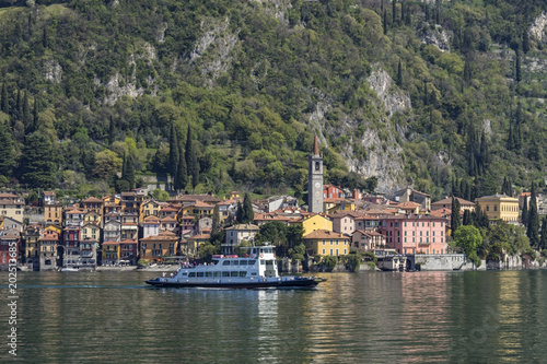 Ferry a Varenna ( Lago di Como )