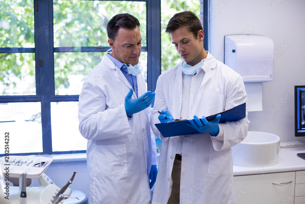 Obraz premium Attentive dentists discussing reports