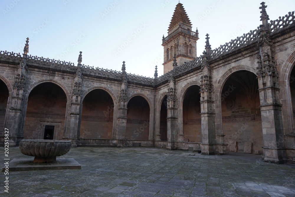 Patio central de la catedral. estilo medieval 