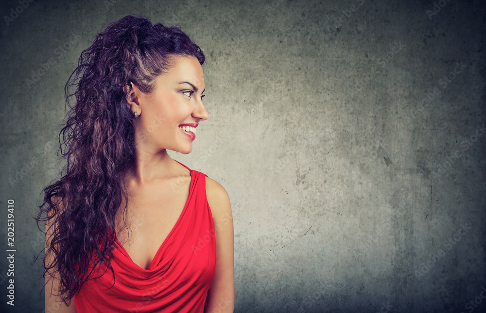 Φωτογραφία Portrait of a young smiling woman in red dress