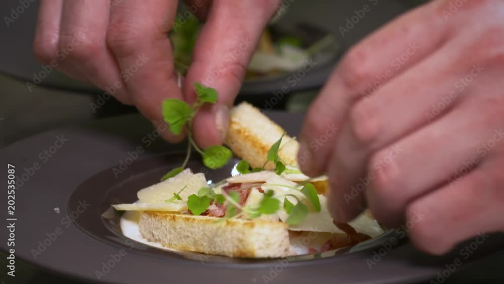 plat gourmet avec oeuf dans restaurant gastronomique plat gourmet avec oeuf dans restaurant gastronomique