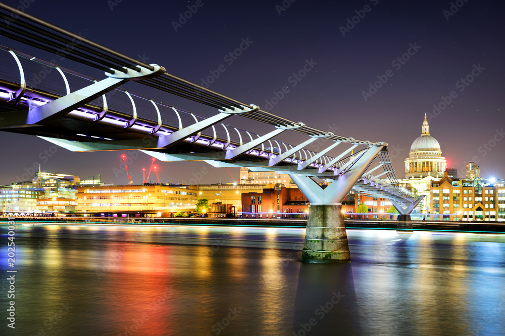 Fototapeta premium St Paul's Cathedral from the Millennium bridge over river Thames, London, United Kingdom.