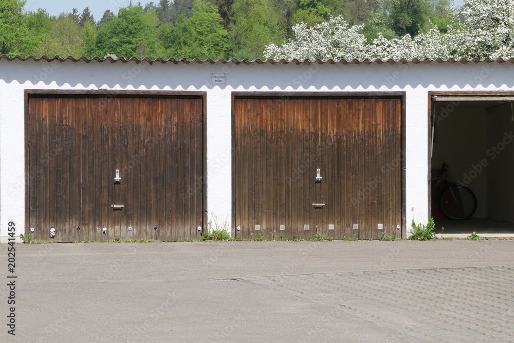 Fototapeta premium Bramy garażowe, drzwi garażowe, garaże samochodowe