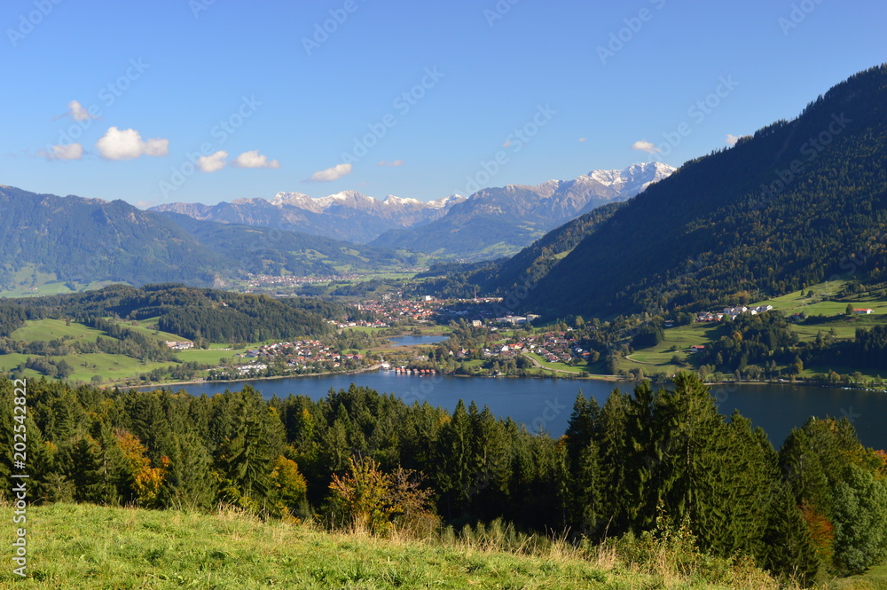 Blick auf den bekannten Alpsee und den Oberstdorfer Alpen im Allgäu, Bayern.