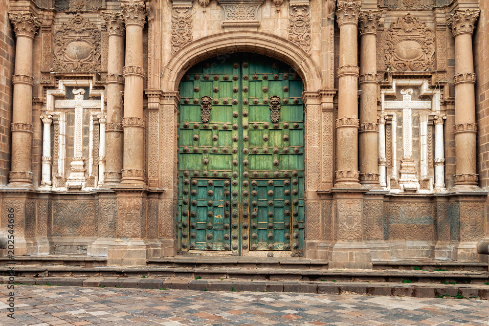 Φωτογραφία Gate of the Temple of the Company of Jesus in Cusco (Peru) in front of the main