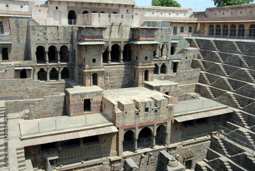 Chand Baori, un des plus anciens puits à degrés (8e et 9e siècle) à Abhaneri, Rajasthan, Inde photo