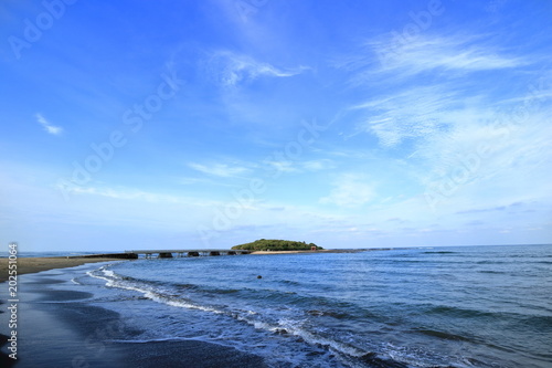 Obraz na płótnie 青島と海岸線 w salonie