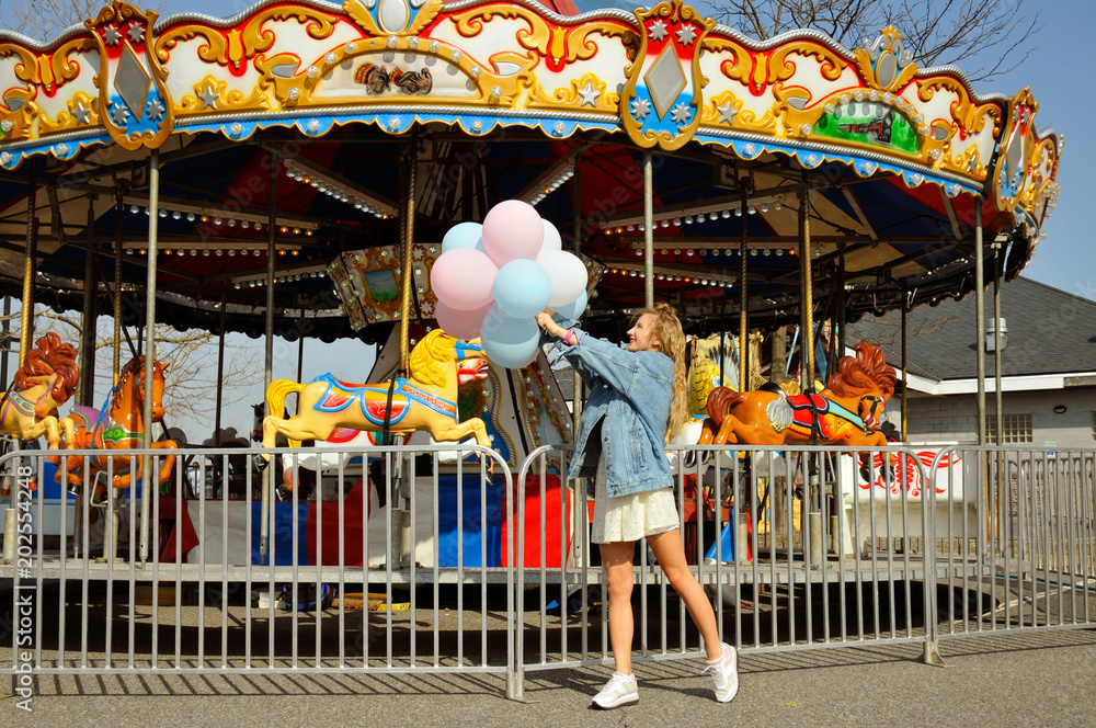 Εκτύπωση καμβά Beautiful young woman with balloons in the amusement park