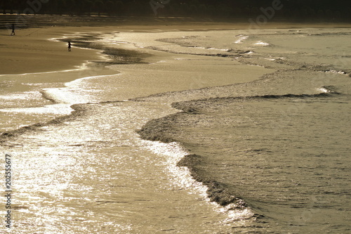 Obraz na płótnie 夕日を浴びる海岸 青島 w salonie
