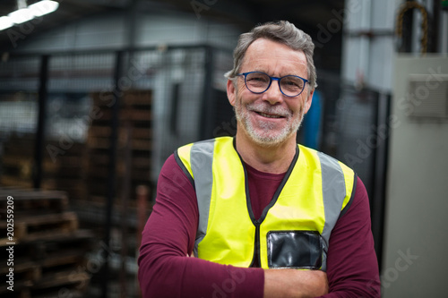 Cuadro en lienzo Portrait of male factory worker standing with arms crossed