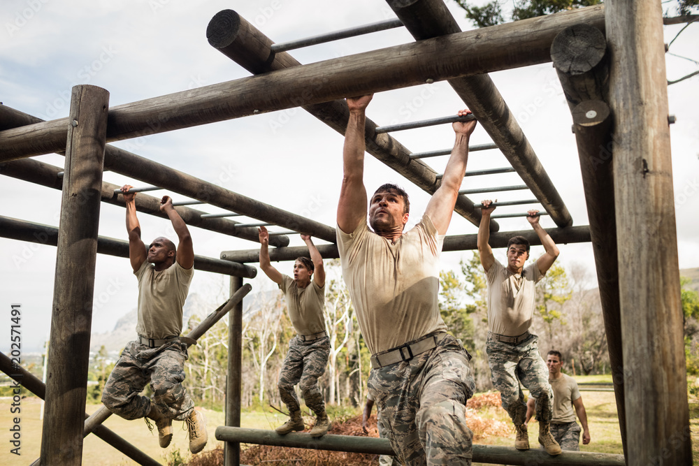 Konstfotografi Soldiers climbing monkey bars