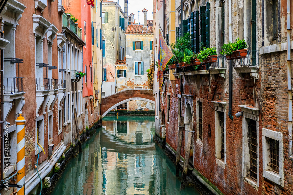 Fototapeta Wietrzejąca budynek fasada na malowniczym kanale w Wenecja Włochy