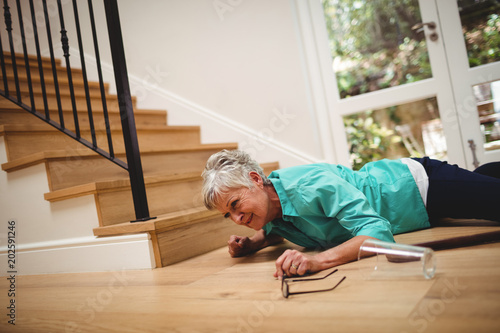 Billede på lærred Senior woman fallen down from stairs