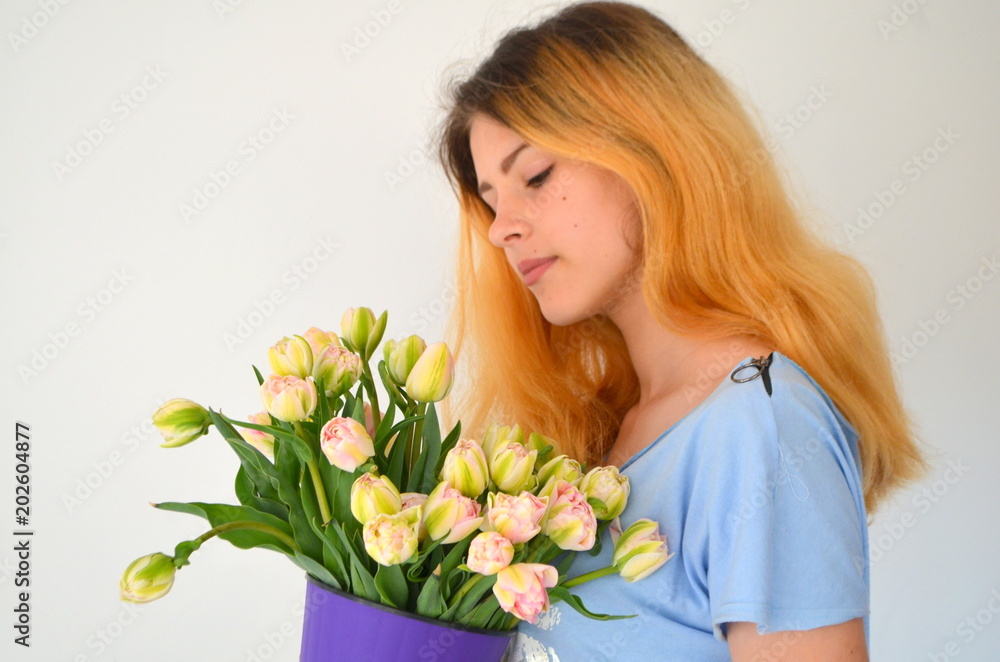 Тюльпан Финола Терри ранний розовый и Авангард нежный желтый. Девушка с букетом белых тюльпанов
