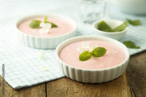 Foto Italian panna cotta dessert  with berries and rose water
