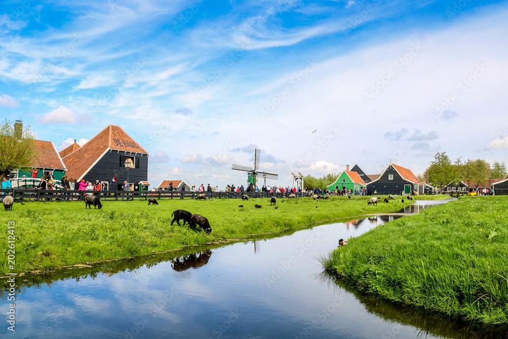 Windmühlen in Zaanse Schans in den Niederlanden in Europa Windmühlen in Zaanse Schans in den Niederlanden in Europa