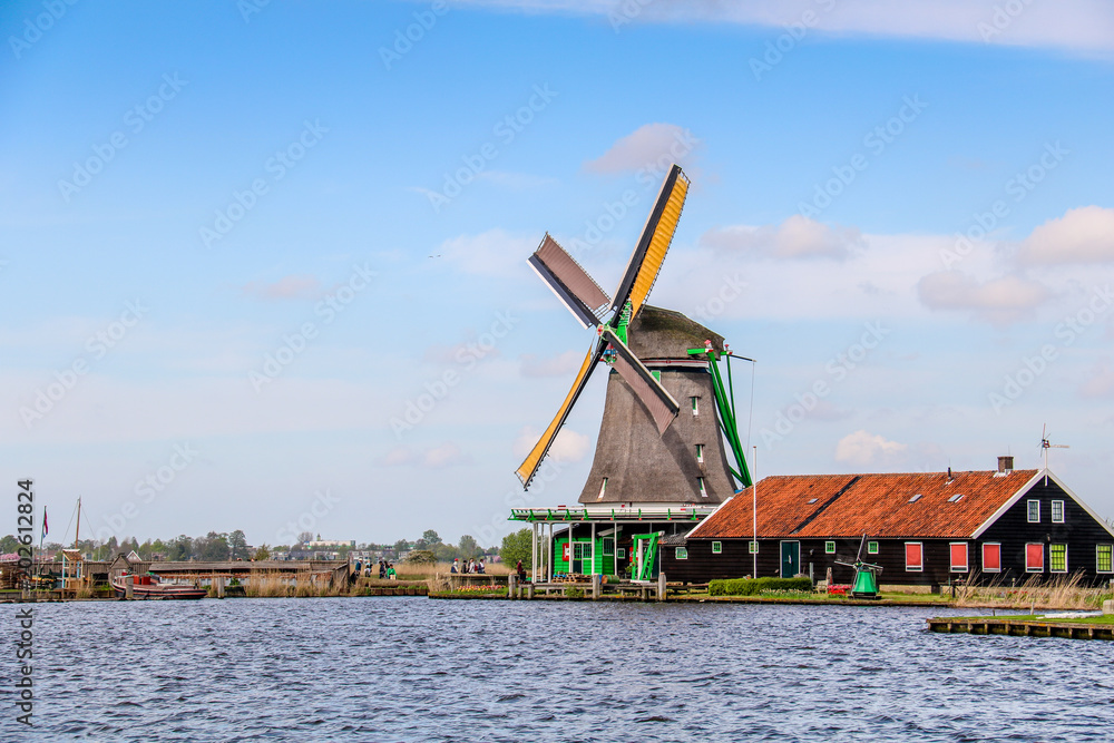 Windmühlen in Zaanse Schans in den Niederlanden in Europa