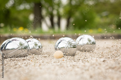 Boule-Spiel mit Kugeln und fliegenden Steinen photo